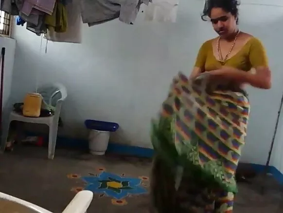 লোমশ বগলে দেশি, বাথরুমে সেক্সের জন্য পরিপক্ক মহিলারা শাড়ি পরে।
