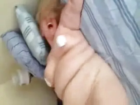 অপেশাদার মহিলারা বয়স্ক, কম বয়সী পুরুষদের বিয়ে করে। গ্রেট নানী প্রচণ্ড উত্তেজনা ভয়েয়র.