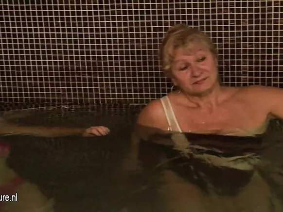 পরিপক্ক মহিলারা ঝরনা এবং sauna মধ্যে শিশ্ন স্তন্যপান.