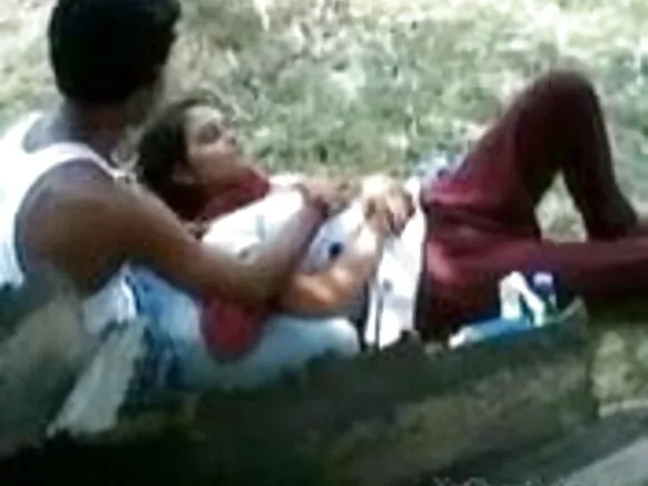 ভারতীয় মেয়ে পার্কে তার প্রেমিকের সাথে খেলার জন্য ভারতীয় মাই সহ বিনামূল্যে নানী চোদাচুদি ভিডিও করতে দেয়।