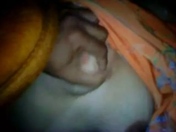 স্মার্ট দক্ষিণী খালা তার বন্ধুর স্বামীর মাকে চোদার সময় সাহায্য করে।