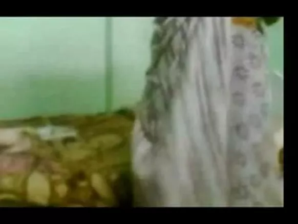 উত্তর ভারতীয় বয়স্ক মহিলাদের তাদের বসের সাথে কাজের মেয়েকে চোদার আন্টি XXX ভিডিও।