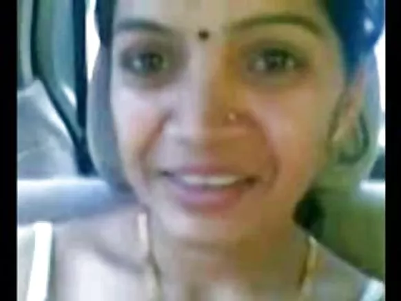 স্মার্ট পরিপক্ক বুড়ি আন্টি গাড়িতে ভারতীয় মাই দেখাচ্ছে।