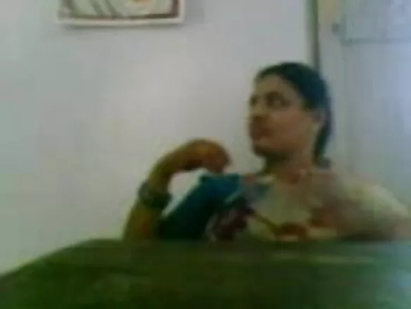 বৃদ্ধা মা বউ বাসা থেকে যুবকদের সাথে সেক্স করে।