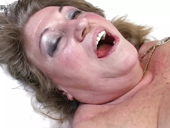 গরম XXX granny ভিডিওs মেক্সিকান নানী চুদা যুবতী মেয়ে.