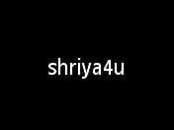 দক্ষিণ ভারতীয় পরিপক্ক লেসবিয়ান ভিডিও থেকে তেলেগু আন্টি ক্লায়েন্টকে তার স্তন দেখাচ্ছে।