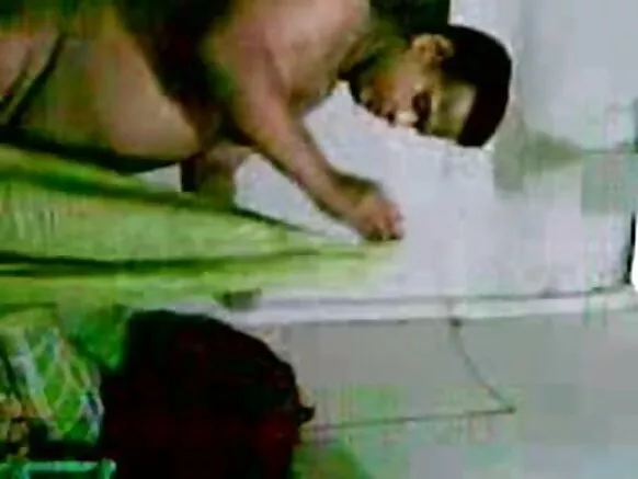 বাড়িতে শাড়িতে আসল ভারতীয় আন্টি তার স্বামীর সাথে সেক্স করছে।